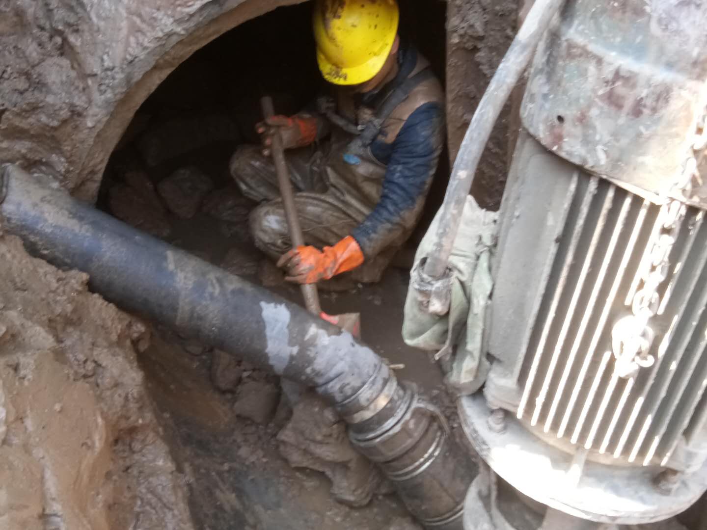 金银川路街道管道清淤