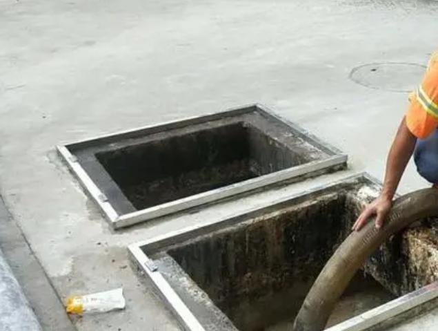 金银川路街道化粪池清理