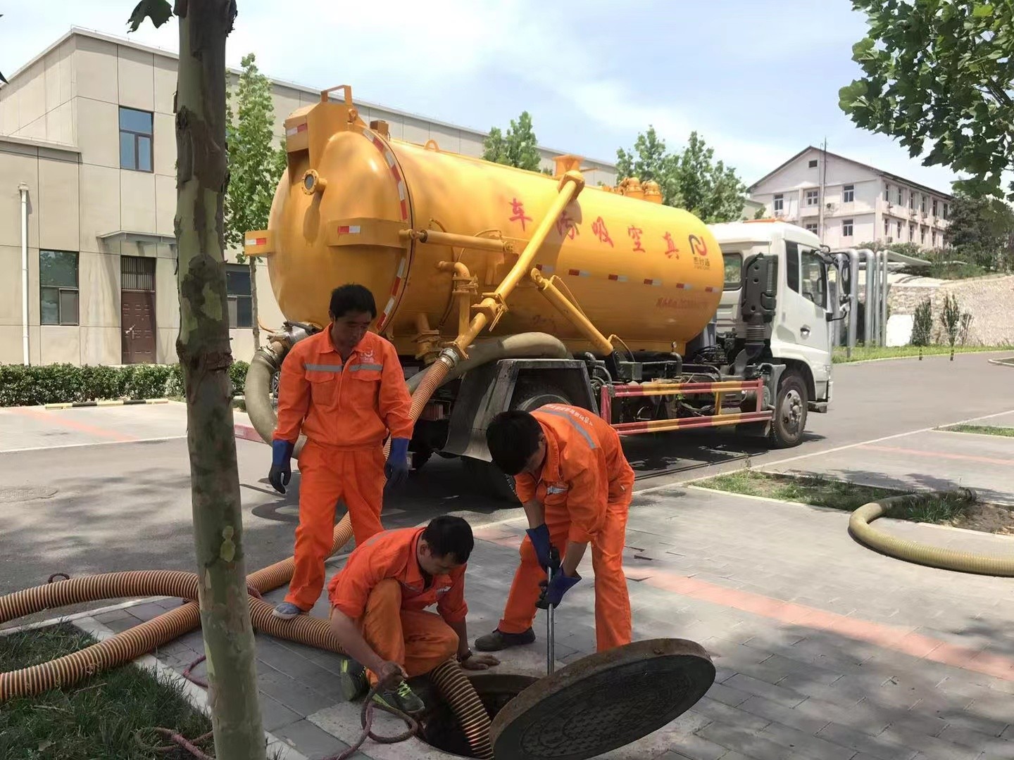 金银川路街道管道疏通车停在窨井附近