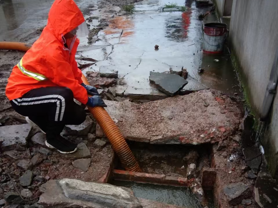 金银川路街道专业清理污水池 炜誉市政以规范流程守护城市 “肠道”